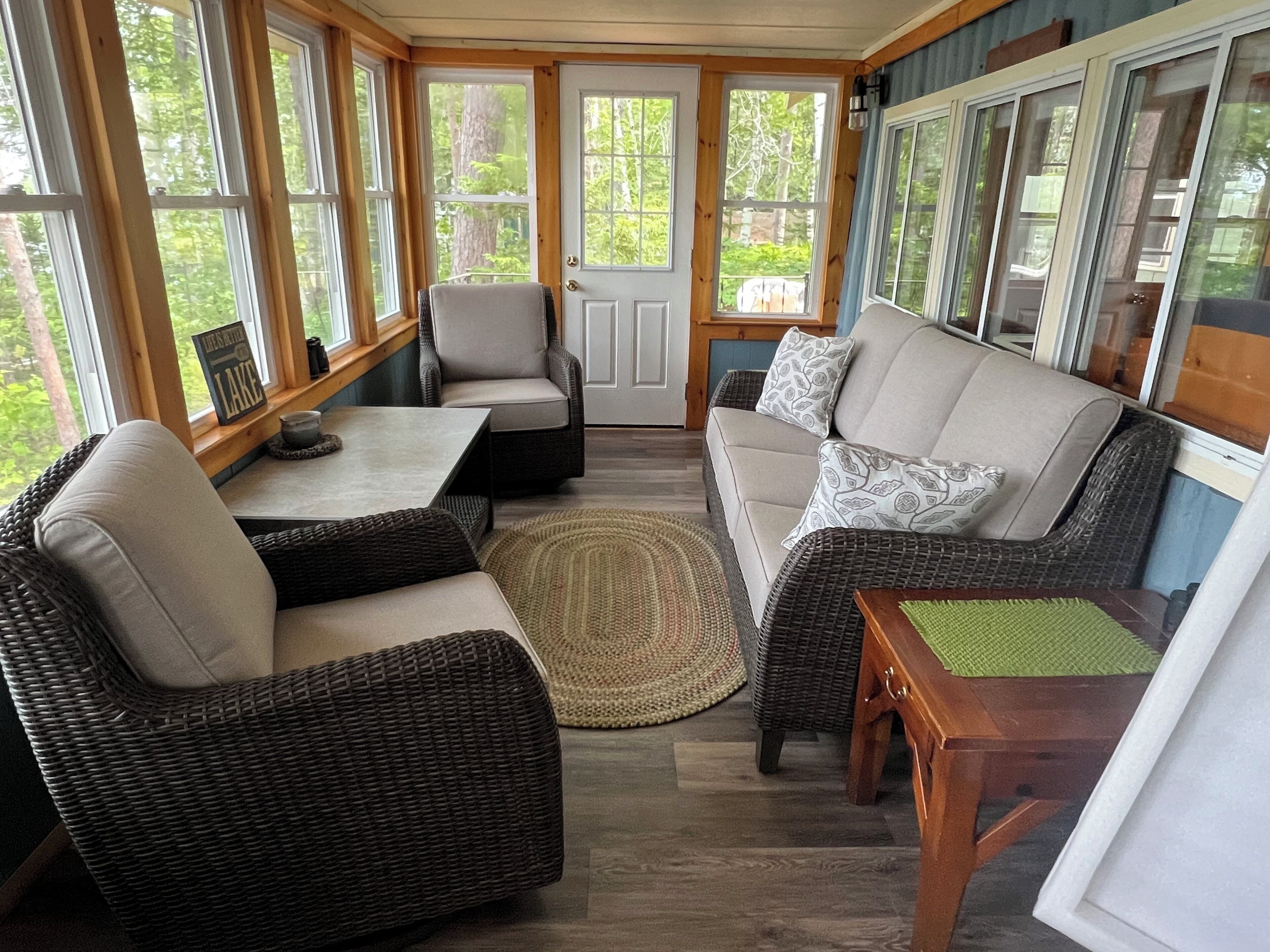 TV connectée, cheminée, livres