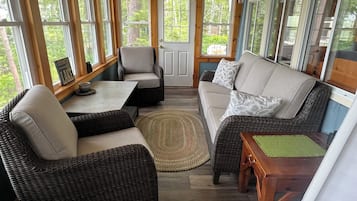 TV connectée, cheminée, livres