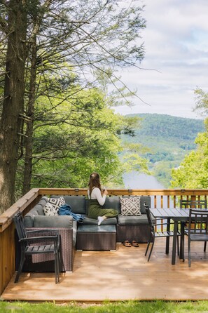 Outdoor dining - Rivers Ledge Cabin with Sauna and Hot Tub (Barrville)