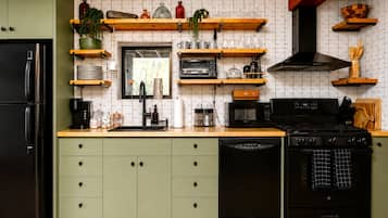 Coffee/tea maker, fridge, microwave, oven