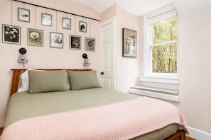 4 bedrooms, desk, free WiFi, bed sheets - Rivers Ledge Cabin with Sauna and Hot Tub (Barrville)