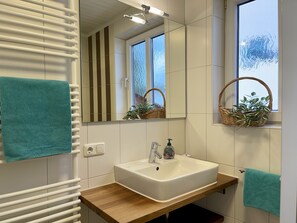 Douche, séchoir à cheveux, serviettes fournies