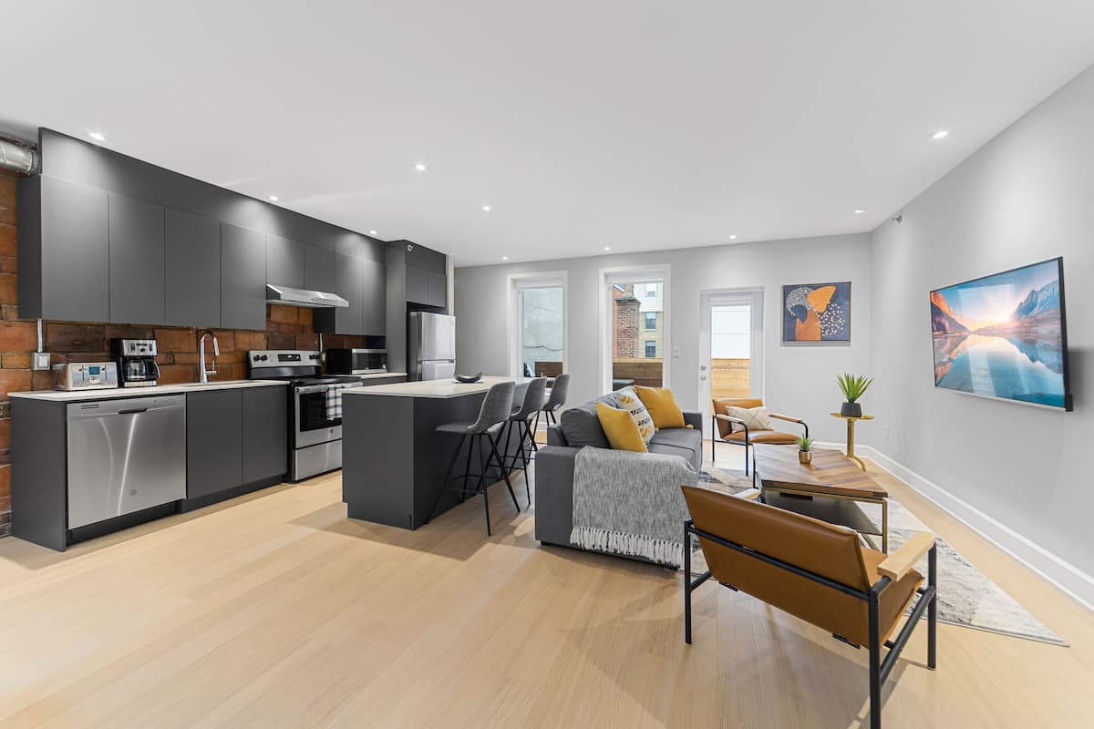 Apartemen Deluks | Area keluarga | Smart TV 80-inci dengan saluran TV digital, TV, dan Netflix