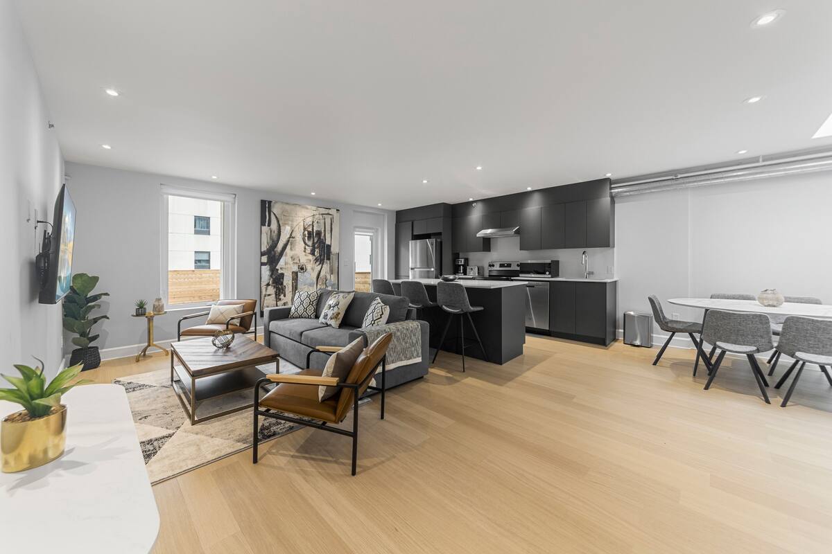 Eine moderne Wohnung mit Wohnzimmer, Essbereich und Küche.