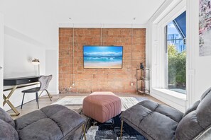 Presidential Apartment | Desk, laptop workspace, blackout drapes, soundproofing - Elegant Suites De La Montagne- Dtwn Mtl (Montreal)