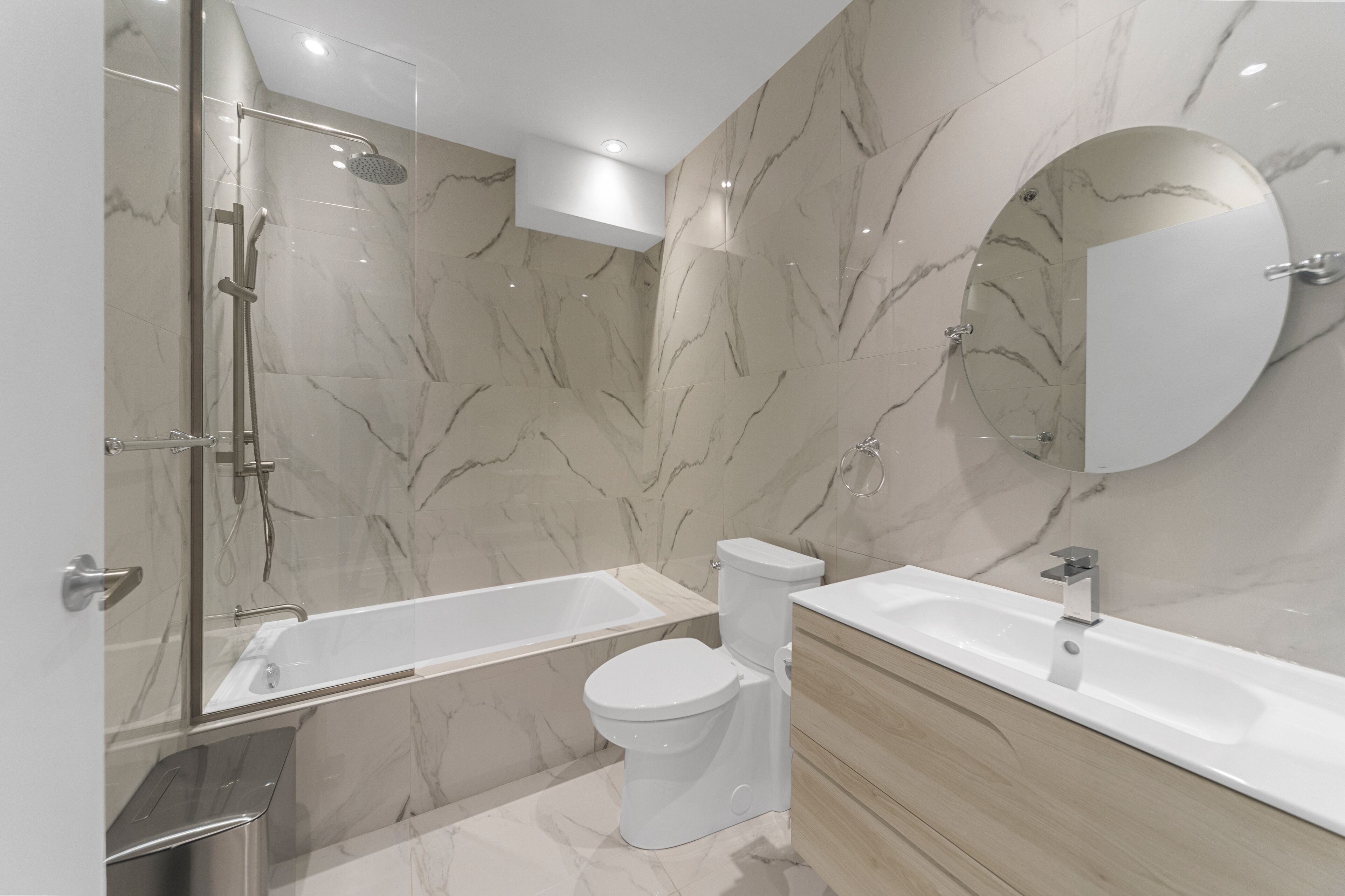 Deluxe-Apartment | Badezimmer | Haartrockner, Handtücher, Seife, Shampoo