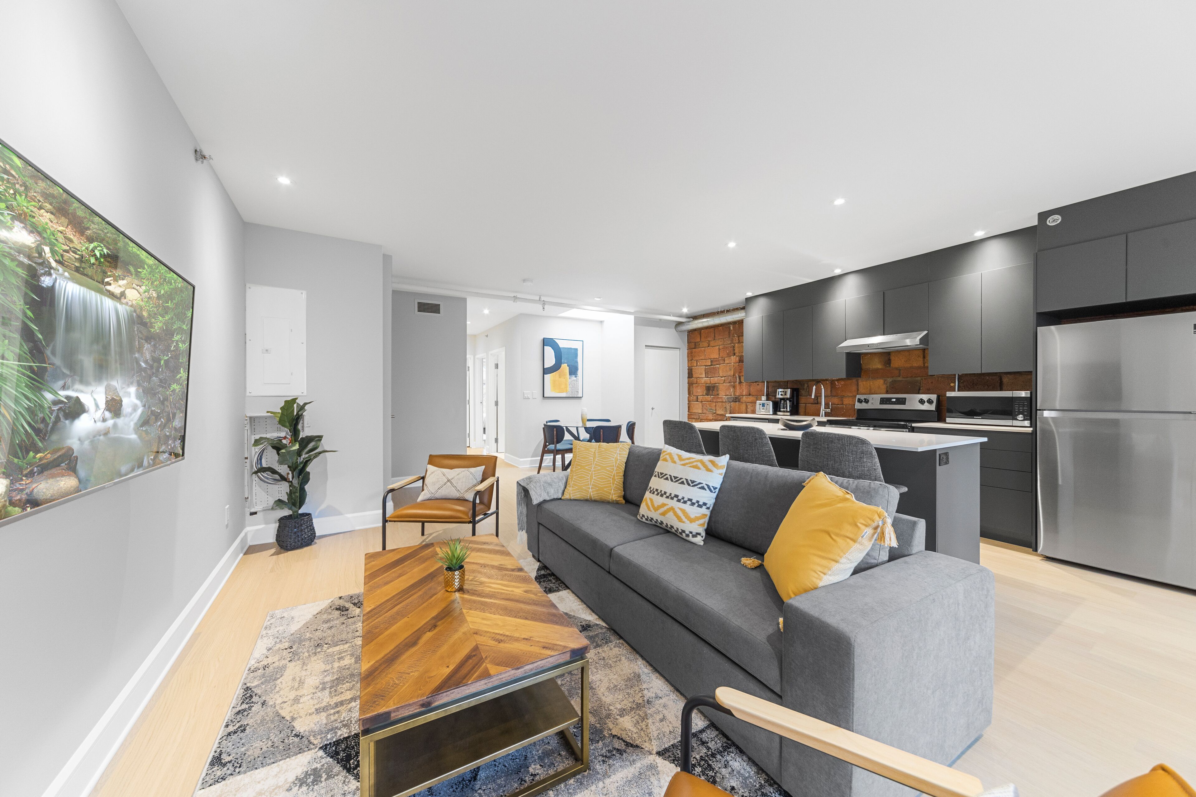 Deluxe-Apartment | Wohnbereich | 80-Zoll-Smart-TV mit Digitalempfang, Fernseher, Netflix