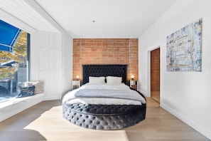 Presidential Apartment | Desk, laptop workspace, blackout drapes, soundproofing - Elegant Suites De La Montagne- Dtwn Mtl (Montreal)