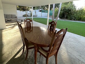 Outdoor dining - Modern 4 King Beds/Beauty Large yard/Golf/WFH/Long Stay/WIFI/FWY/25mins to Beach (Newbury Park)