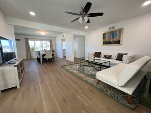 Smart TV, ping pong, books - Modern 4 King Beds/Beauty Large yard/Golf/WFH/Long Stay/WIFI/FWY/25mins to Beach (Newbury Park)