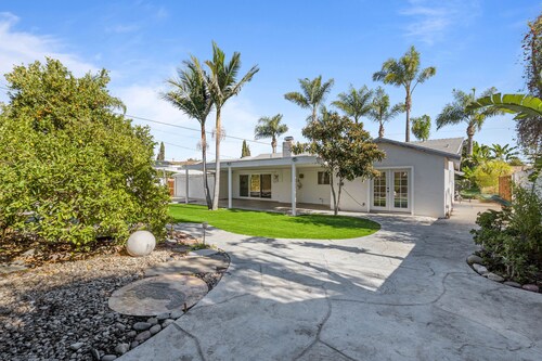 Modern 4 King Beds/Beauty Large yard/Golf/WFH/Long Stay/WIFI/FWY/25mins to Beach