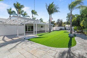 Property grounds - Modern 4 King Beds/Beauty Large yard/Golf/WFH/Long Stay/WIFI/FWY/25mins to Beach (Newbury Park)