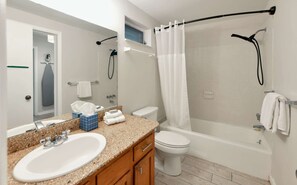 Combined shower/bathtub, towels