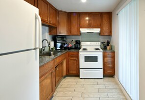 冷蔵庫、電子レンジ、オーブン、コンロ