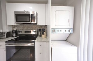 Frigorifero, microonde, forno, piano cottura