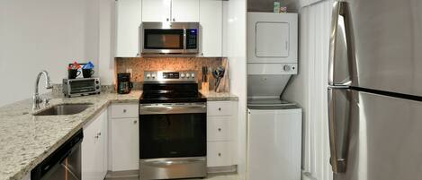 Geladeira, micro-ondas, fogão, cooktop