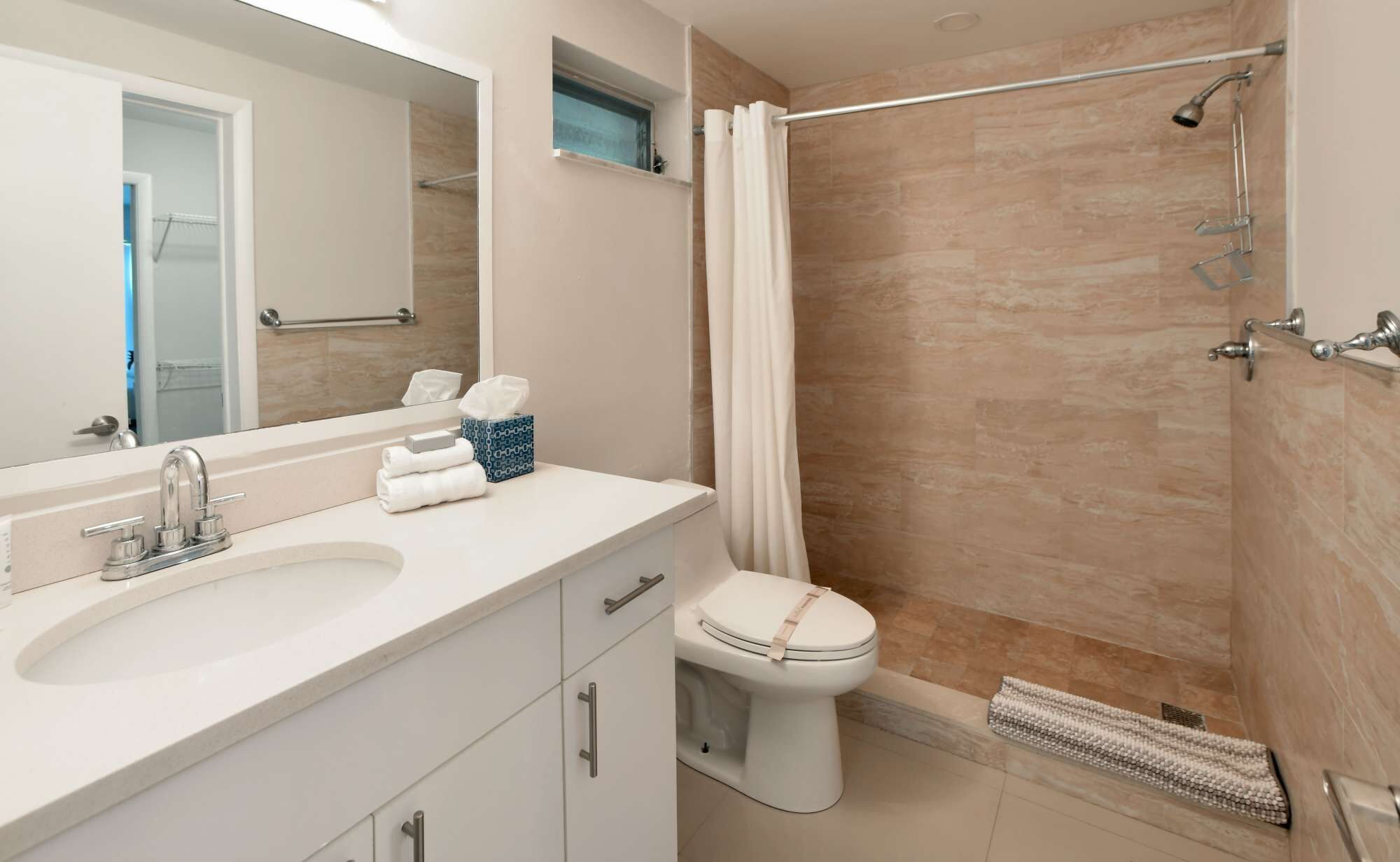 Combined shower/tub, hair dryer, towels