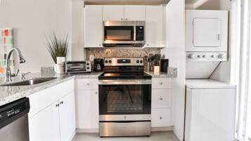 Een koelkast, een microgolfoven, een oven, een kookplaat