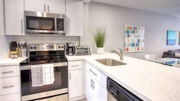 Full-sized fridge, microwave, oven, stovetop