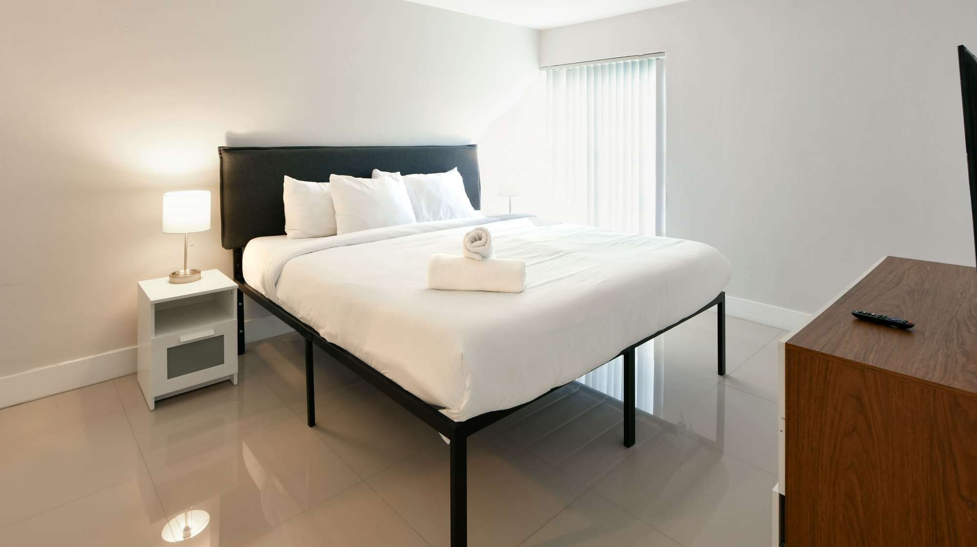 2 Schlafzimmer, hochwertige Bettwaren, Betten mit Memory-Foam-Matratzen