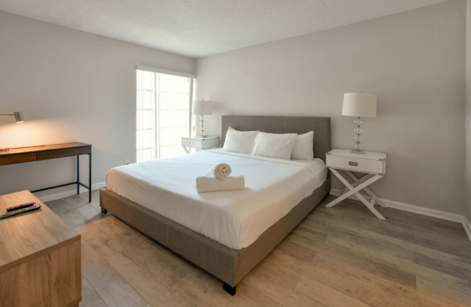 2 室のベッドルーム、高級寝具、低反発ベッド、デスク