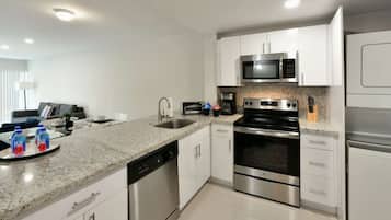 Großer Kühlschrank, Mikrowelle, Ofen, Herdplatte