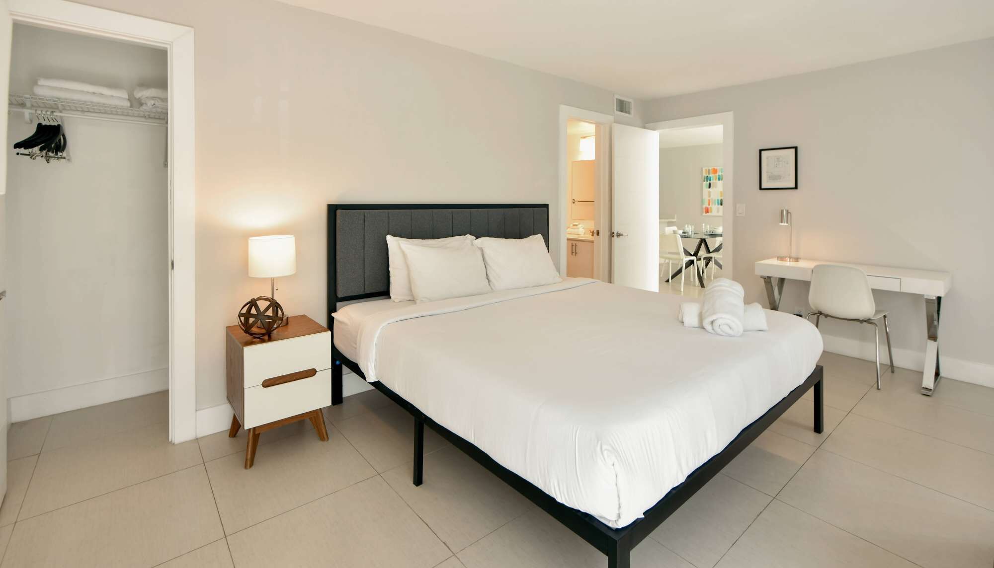 2 Schlafzimmer, hochwertige Bettwaren, Betten mit Memory-Foam-Matratzen