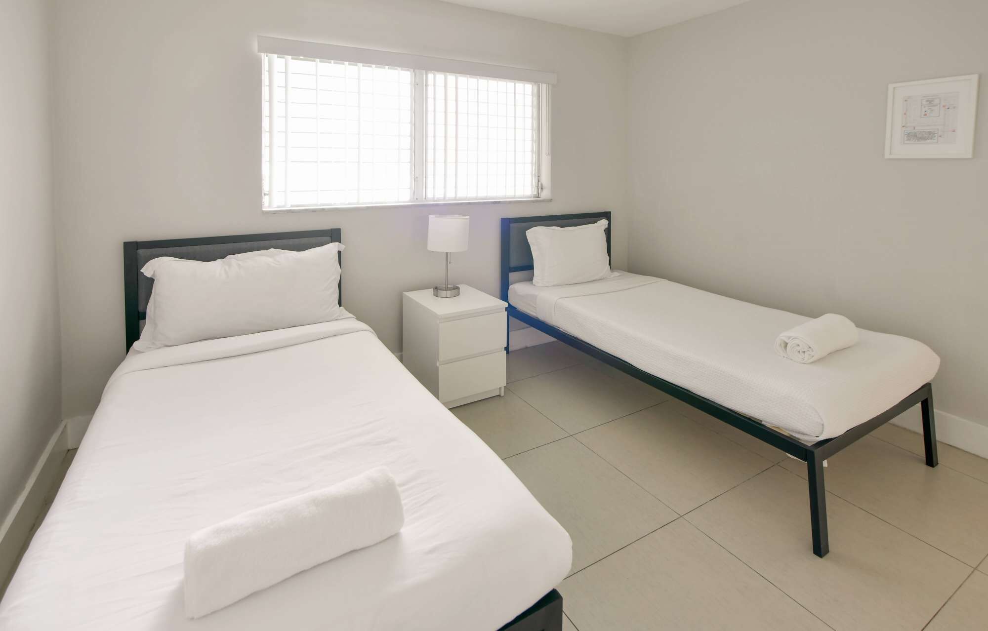 2 室のベッドルーム、高級寝具、低反発ベッド、デスク