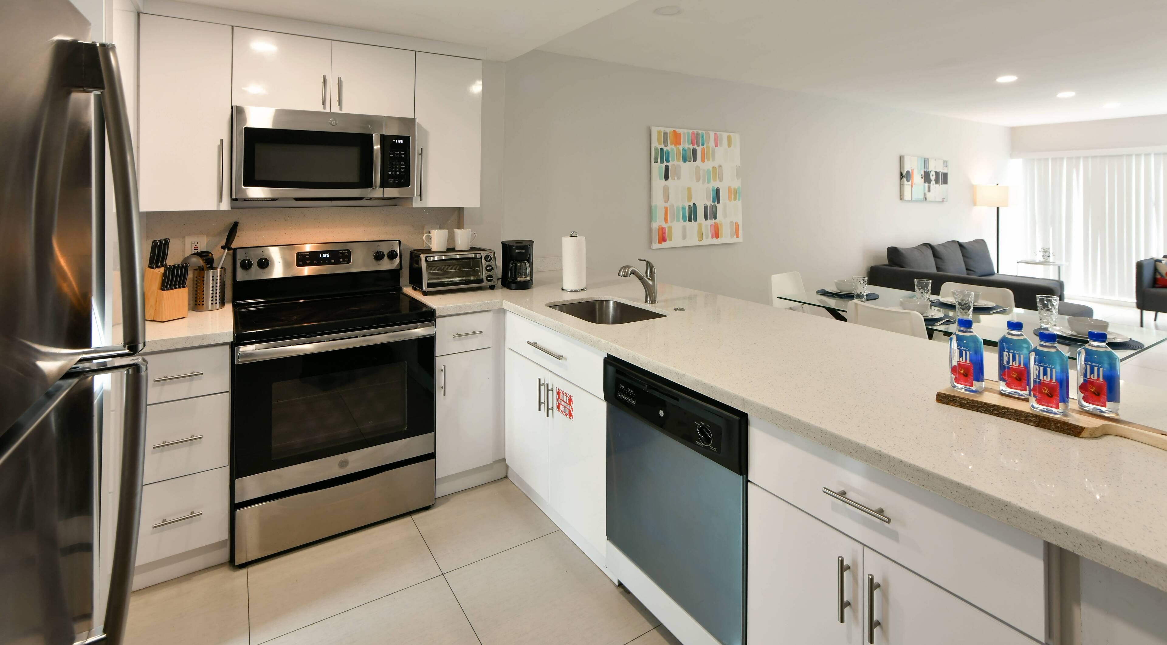 Grand réfrigérateur, micro-ondes, four, plaque de cuisson