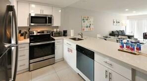 Großer Kühlschrank, Mikrowelle, Ofen, Herdplatte