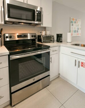 Refrigerador con congelador, microondas, horno y parrilla de estufa 