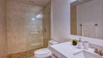 Banheira, secador de cabelo, toalhas de banho