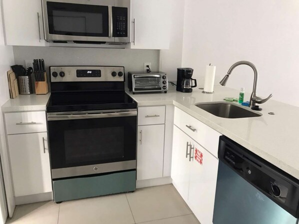 Fridge, microwave, oven, stovetop - ✨Deluxe Designer Two Bedroom at Fort Lauderdale (Fort Lauderdale)