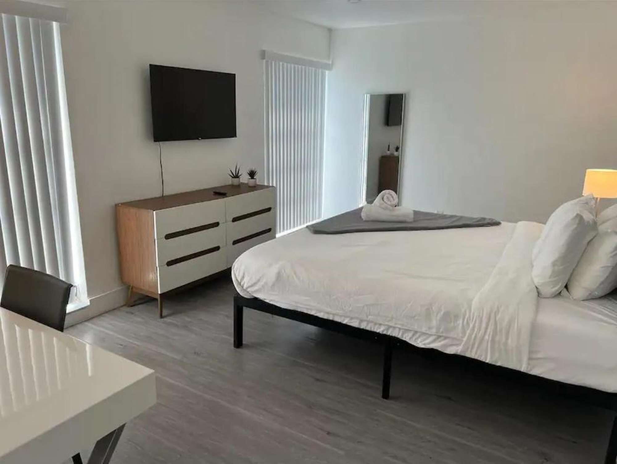 2 室のベッドルーム、アイロン / アイロン台、WiFi、ベッドシーツ