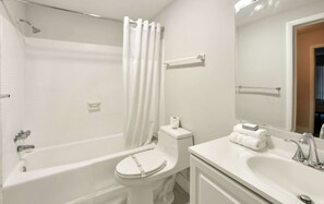 Combined shower/tub, hair dryer, towels