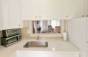 Frigorífico grande, microondas, horno y placa de cocina