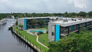 Un hôtel moderne doté d’une piscine, situé près d’une rivière.