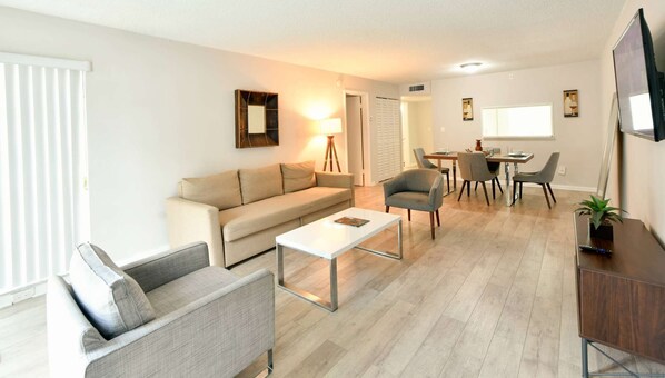 Una televisión de pantalla plana