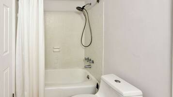 Chuveiro/banheira combinados, secador de cabelo, toalhas de banho