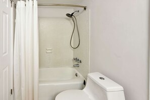 Combined shower/tub, hair dryer, towels