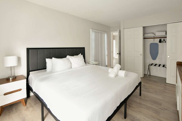 2 bedrooms, desk, iron/ironing board, WiFi