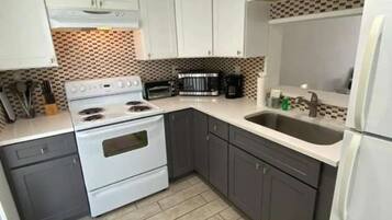 Großer Kühlschrank, Mikrowelle, Herdplatte, Geschirrspüler