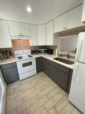 Refrigerador con congelador, microondas y parrilla de estufa 