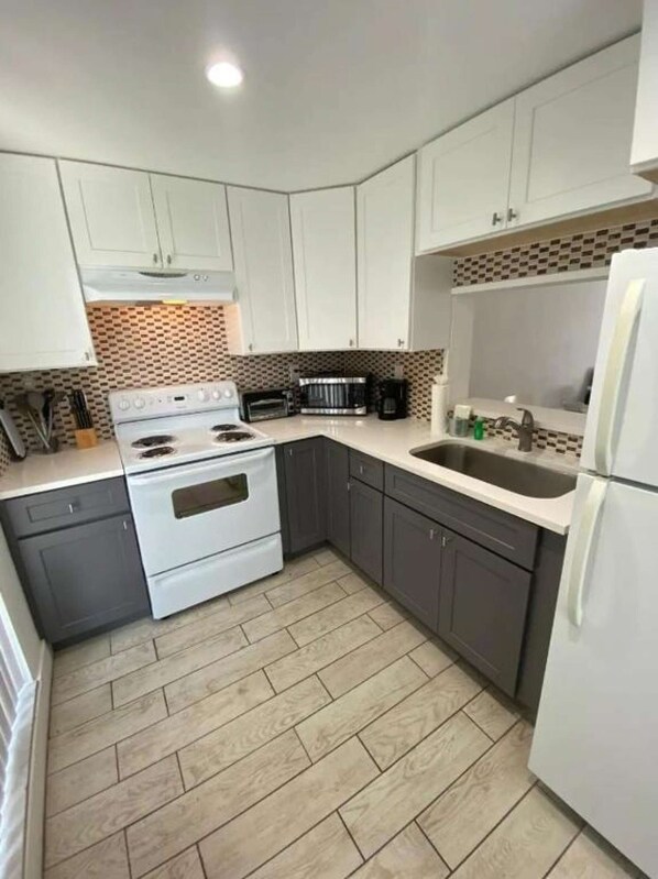 Geladeira grande, micro-ondas, cooktop, lava-louças