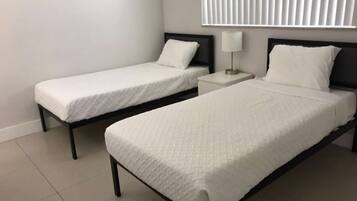 2 Schlafzimmer, hochwertige Bettwaren, Betten mit Memory-Foam-Matratzen