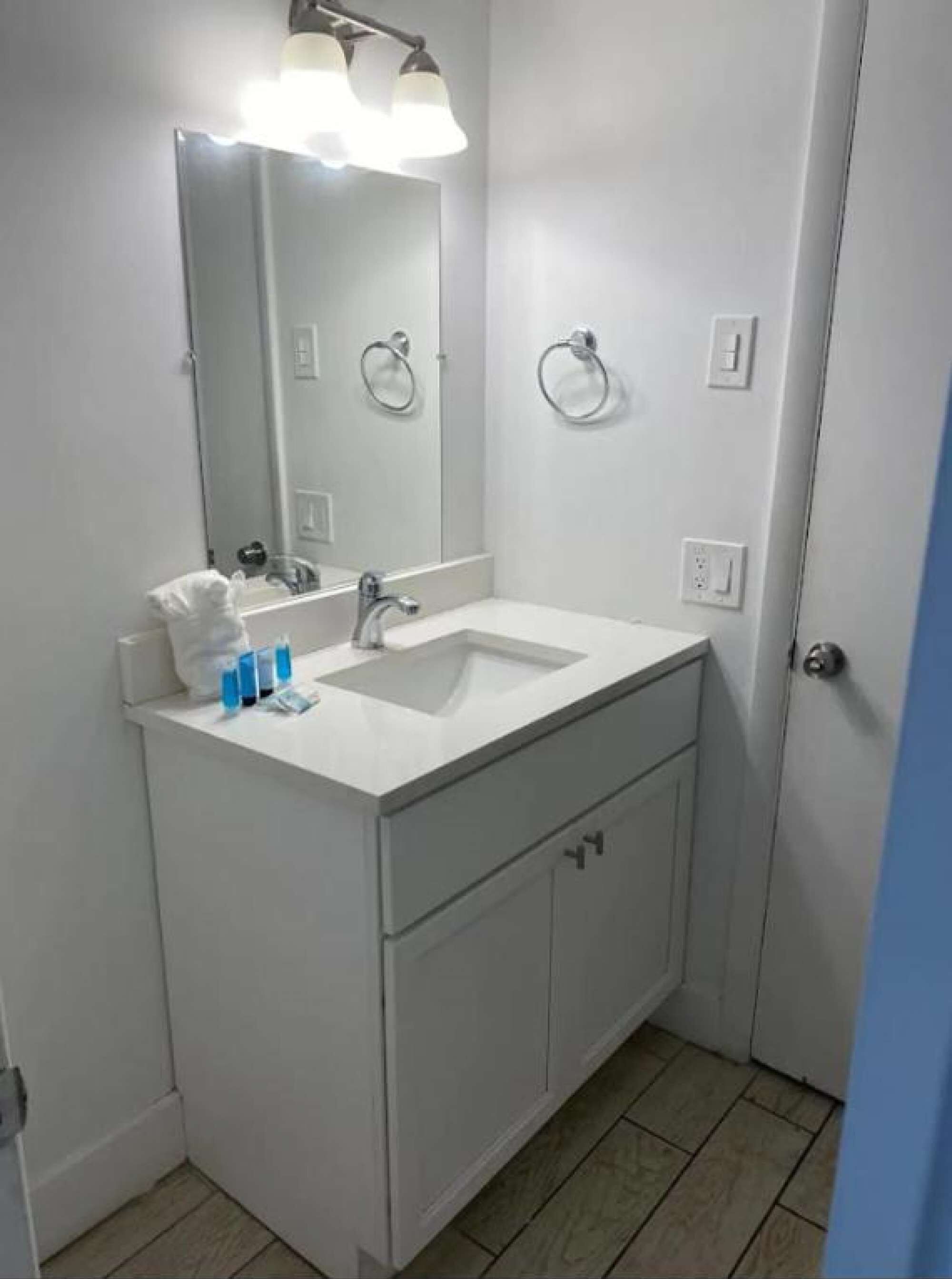 Ensemble douche/baignoire, articles de toilette gratuits, sèche-cheveux