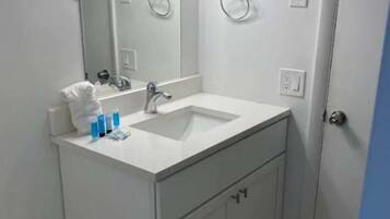 Ensemble douche/baignoire, articles de toilette gratuits, sèche-cheveux