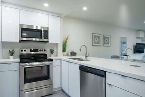 Frigorífico, microondas, horno y placa de cocina