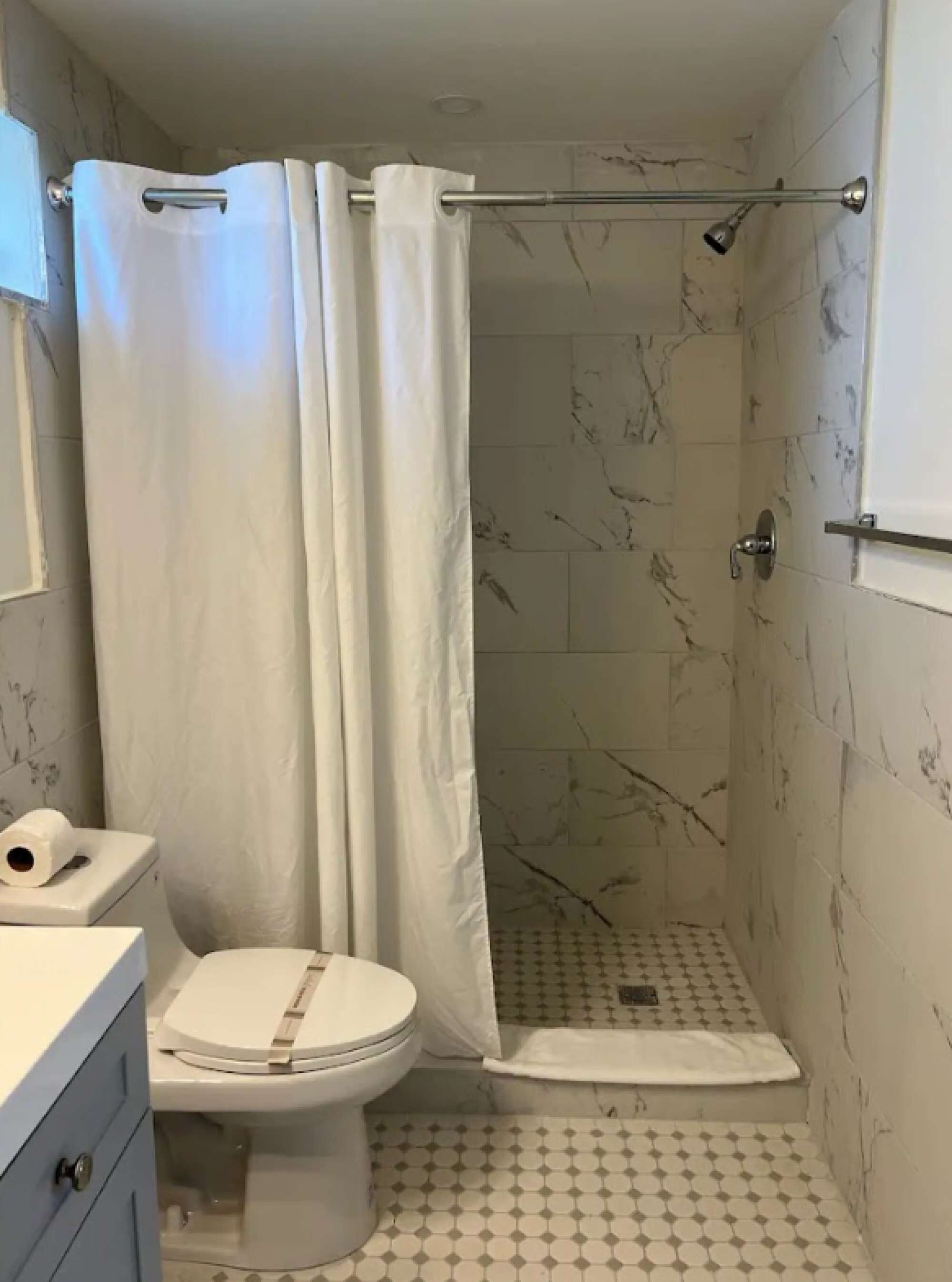 Kombinert dusj/badekar, hårføner og håndklær
