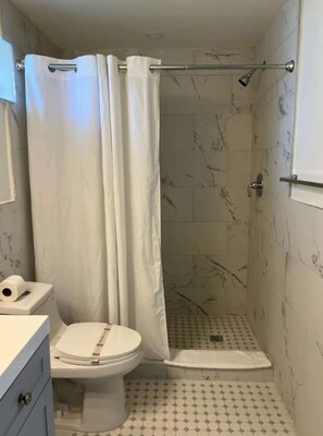 Kombinert dusj/badekar, hårføner og håndklær